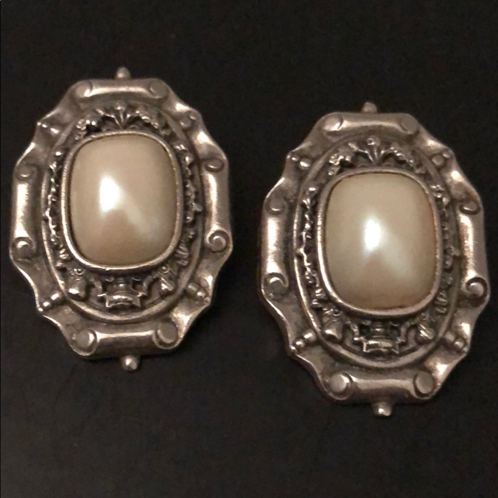 VINTAGE MABE PEARL W/ANTIQUE SILVER TONE CLIPONS - Picture 1 of 8